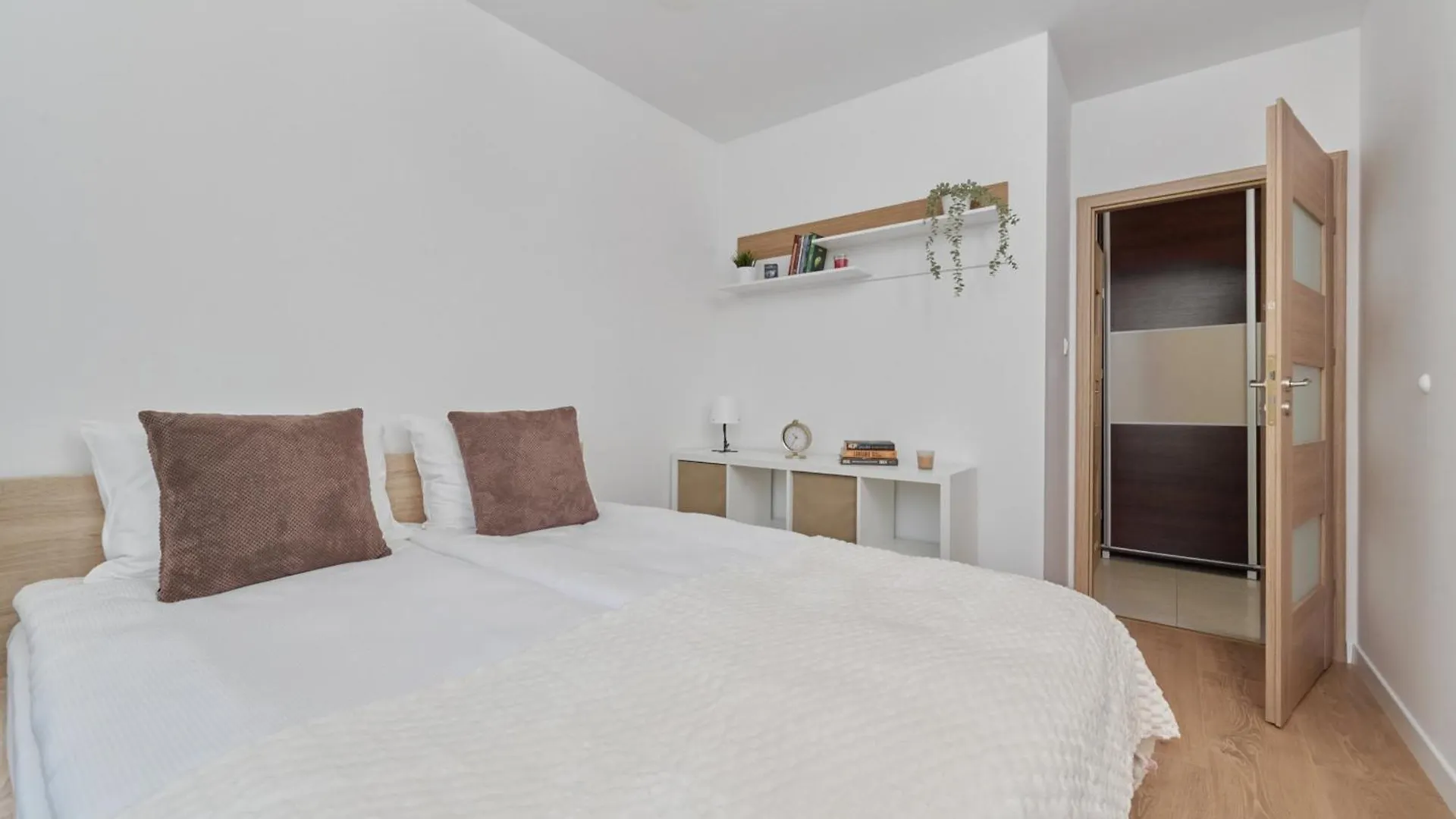Cozy Apartment Klimasa With Balcony In Wroclaw By Noclegi Renters